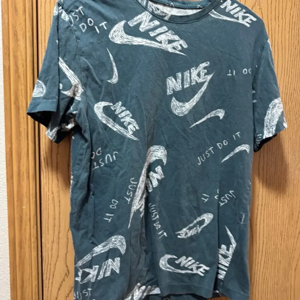 Nike tee men’s shirt size small